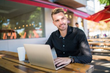 İşadamı laptopuyla çalışıyor..