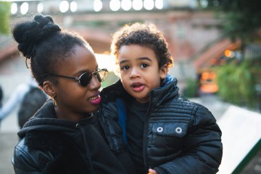 Afrikalı Amerikalı anne ve oğlu..