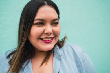 Genç ve iri kadın portresi..