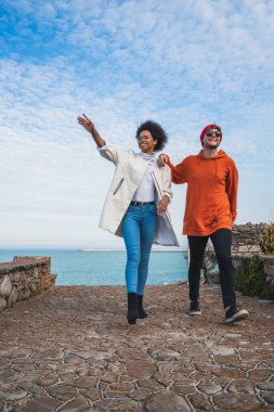 İki arkadaş birlikte eğleniyor..