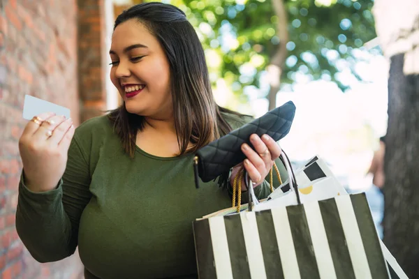 Giovane donna che fa shopping con carta di credito. — Foto Stock
