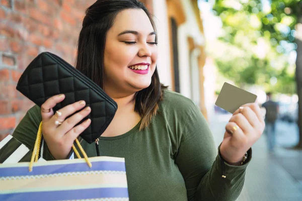 Молодая женщина делает покупки с помощью кредитной карты. — стоковое фото