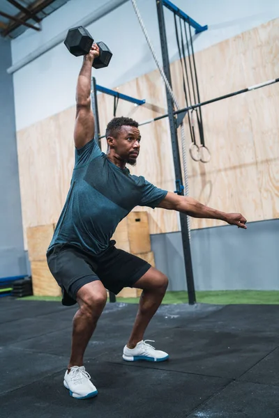 Atleta Crossfit che fa esercizio con manubrio. — Foto Stock