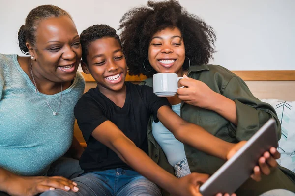 Babička, matka a syn berou selfie s digitálním tabletem. — Stock fotografie