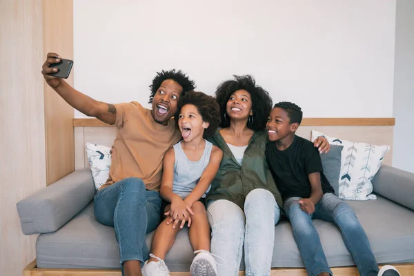 Rodzina robi selfie razem z telefonem w domu. — Zdjęcie stockowe