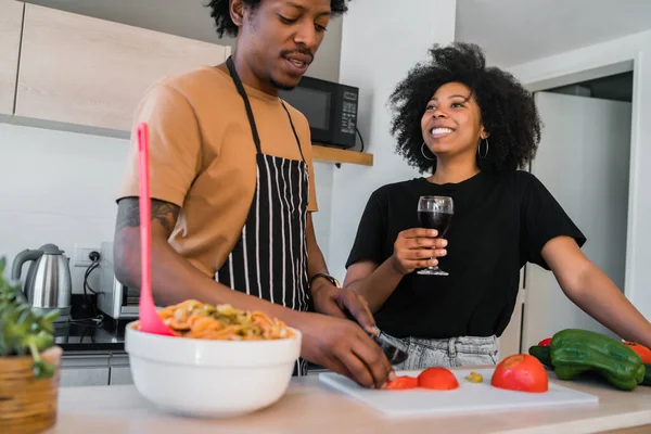 Afro pár vaření společně v kuchyni. — Stock fotografie