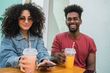 İki Afro arkadaş birlikte eğleniyor..