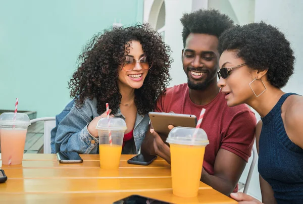 Drei Afro-Freunde mit digitalem Tablet. — Stockfoto