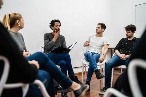Persone creative multietniche che hanno un incontro di brainstorming. — Foto Stock