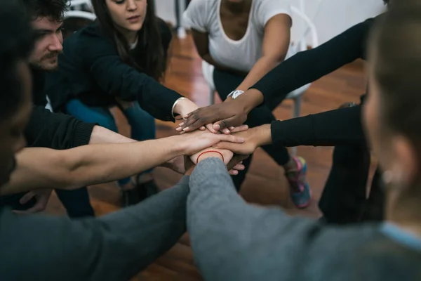 Equipo de trabajo que muestra unidad con la mano unida. — Foto de Stock