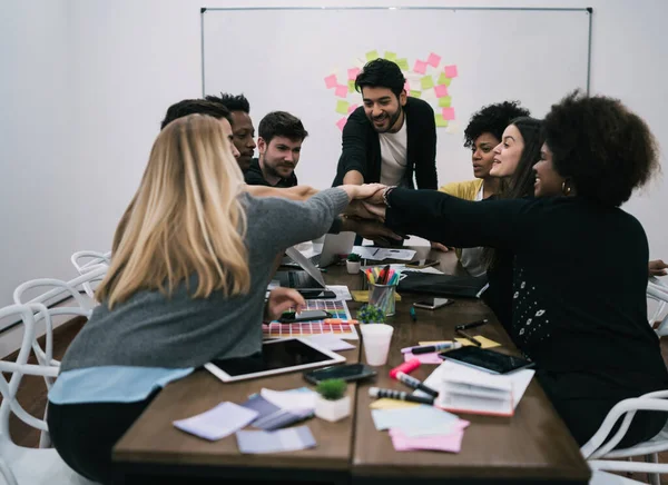 Equipo de trabajo que muestra unidad con la mano unida. — Foto de Stock