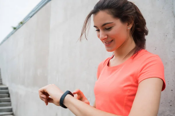 Fitness γυναίκα έλεγχο του χρόνου για έξυπνο ρολόι. — Φωτογραφία Αρχείου
