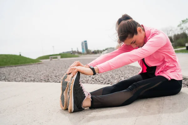 Mujer atlética estirando las piernas antes del ejercicio. — Foto de Stock