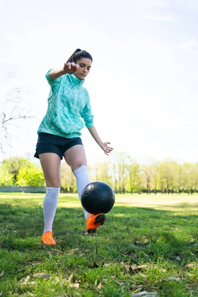 Junge Frau übt Fußball mit Ball. — Stockfoto
