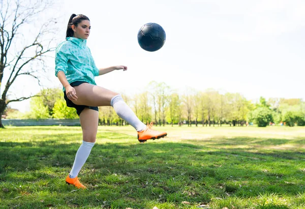 Mujer joven practicando habilidades de fútbol con pelota. —  Fotos de Stock