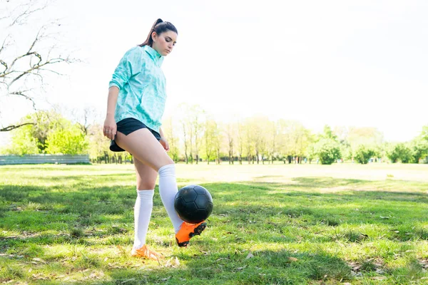 Νεαρή γυναίκα εξάσκηση δεξιοτήτων ποδοσφαίρου με μπάλα. — Φωτογραφία Αρχείου