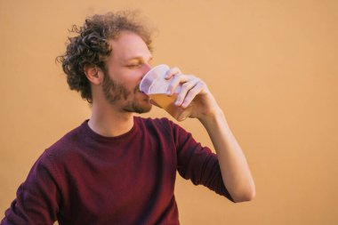 Bira içen genç adamın portresi.