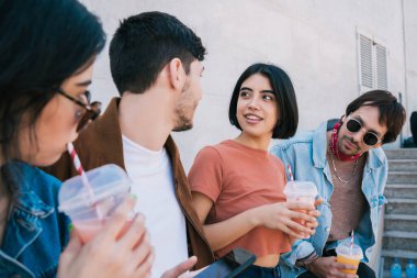 Bir grup arkadaş birlikte eğleniyor..