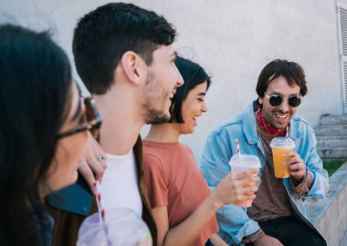 Bir grup arkadaş birlikte eğleniyor..