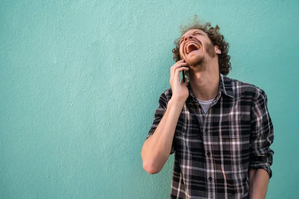 Giovanotto che parla al telefono. — Foto Stock