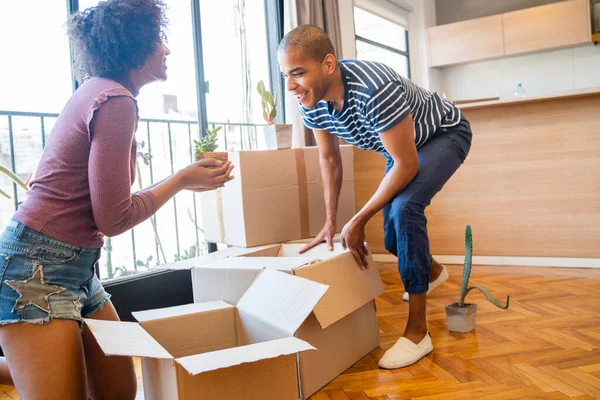 Caja de cartón de embalaje de pareja para mudarse en nuevo apartamento. —  Fotos de Stock