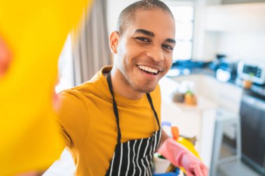 Latin adam yeni evi temizliyor.