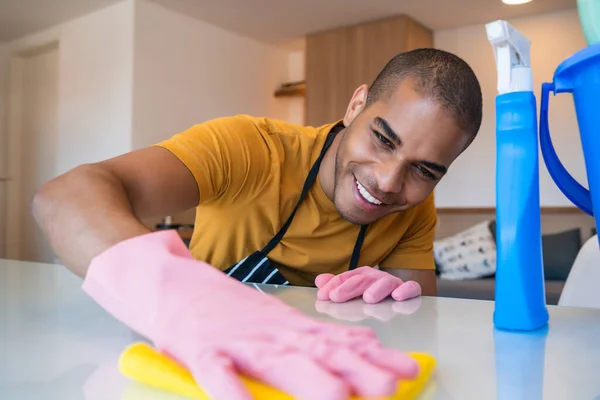 Young latin man cleaning at home. — Stock Photo, Image