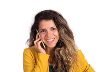 Genç bayan telefonda konuşuyor..