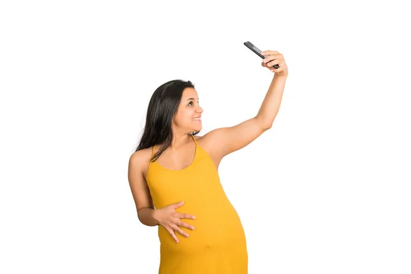 Hamile kadın cep telefonuyla selfie çekiyor.. — Stok fotoğraf
