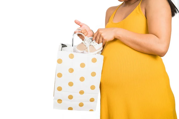 Těhotná žena otevírá dárek pro nové dítě. — Stock fotografie