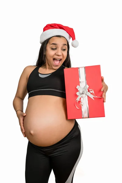 Mulher grávida segurando uma caixa de presente de Natal. — Fotografia de Stock