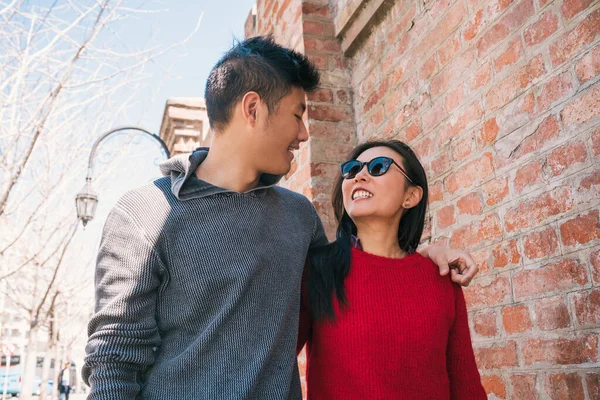 Asiatisches Paar zu Fuß in der Stadt. — Stockfoto