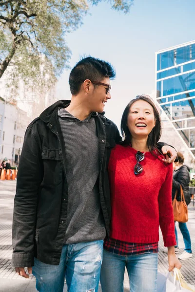 アジア系の夫婦が街を歩き. — ストック写真