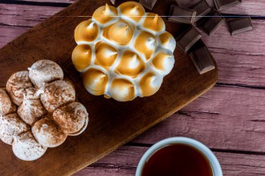 Mini çikolatalı pasta ve limonlu pasta..