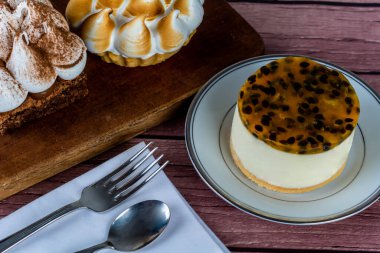 Mini çikolata, limonlu turta ve tutkulu meyveli kek..