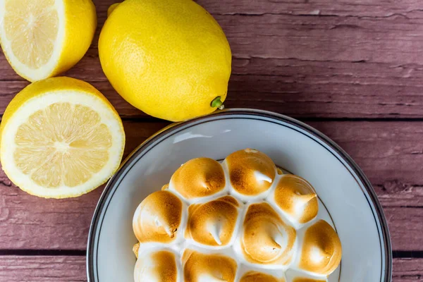 Pastel de limón fresco con merengue. — Foto de Stock