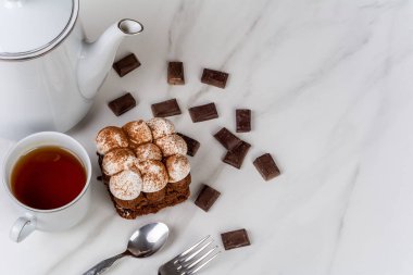 Mini çikolatalı kek ve çay..