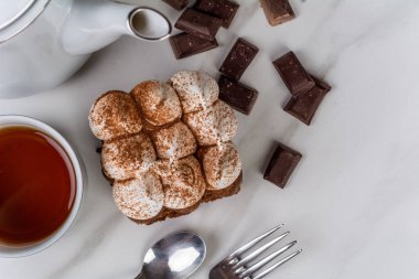 Mini çikolatalı kek ve çay..