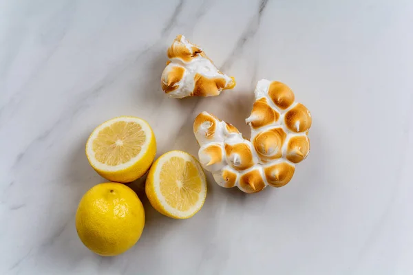 Pastel de limón fresco con merengue y cítricos de limón. — Foto de Stock