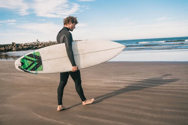 Surfer steht mit seinem Surfbrett im Meer. — Stockfoto