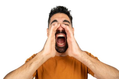 Genç adam bağırıyor ve çığlık atıyor.