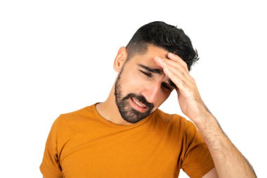 Genç adam baş ağrısı çekiyor..