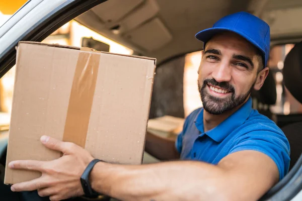 Entrega homem segurando caixas de papelão em van. — Fotografia de Stock