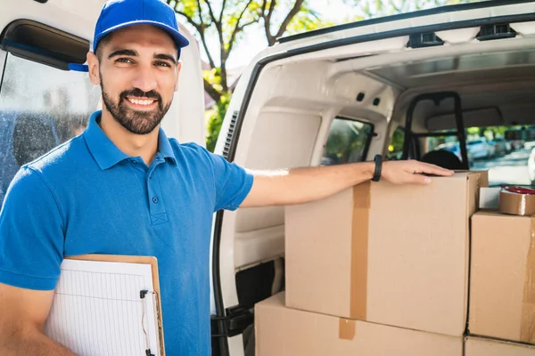 Uomo di consegna che controlla i prodotti con la lista di controllo. — Foto Stock