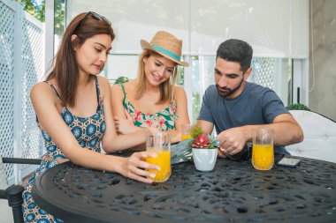 Otelde üç gezgin arkadaş var..