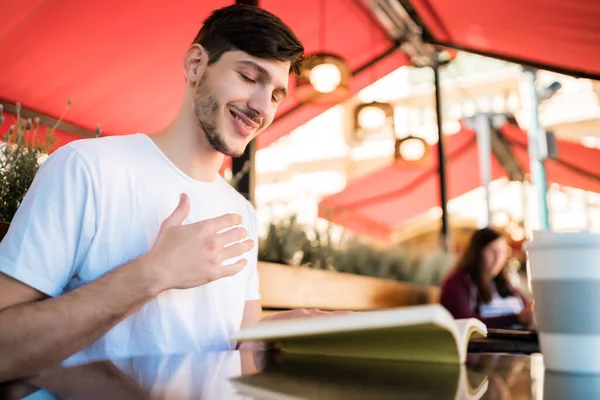 Mann genießt Freizeit und liest ein Buch. — Stockfoto