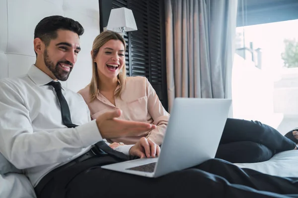 Dois empresários trabalhando juntos no laptop. — Fotografia de Stock