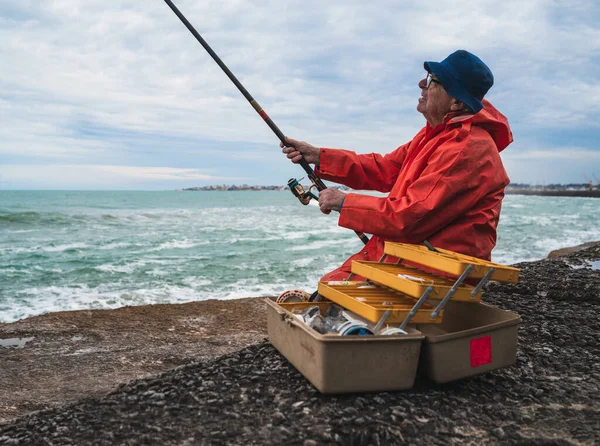 Stary człowiek łowiący ryby w morzu.. — Zdjęcie stockowe