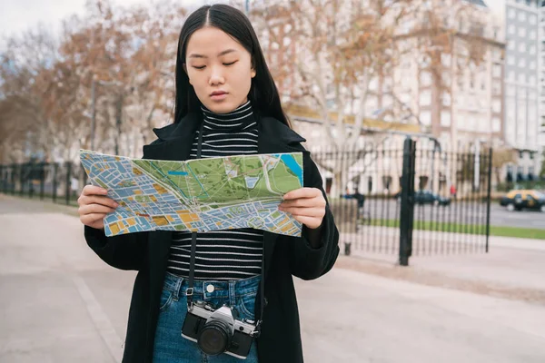 Mladá asijská žena s mapou. — Stock fotografie