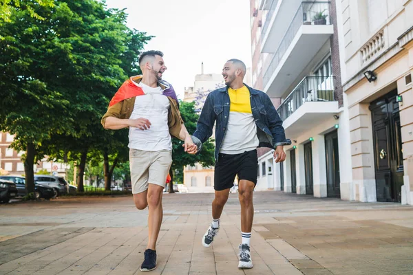 Homosexuell paar halten ihre hände und laufen zusammen. — Stockfoto